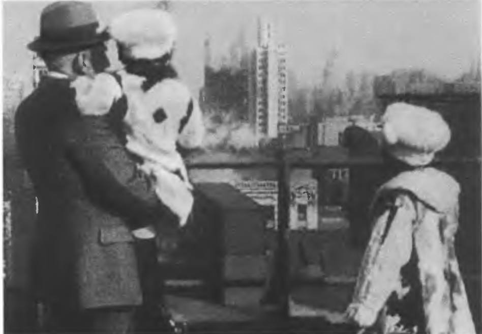 Амундсен и эскимосские дети в Нью-Йорке. Каконита на руках, справа — Камилла