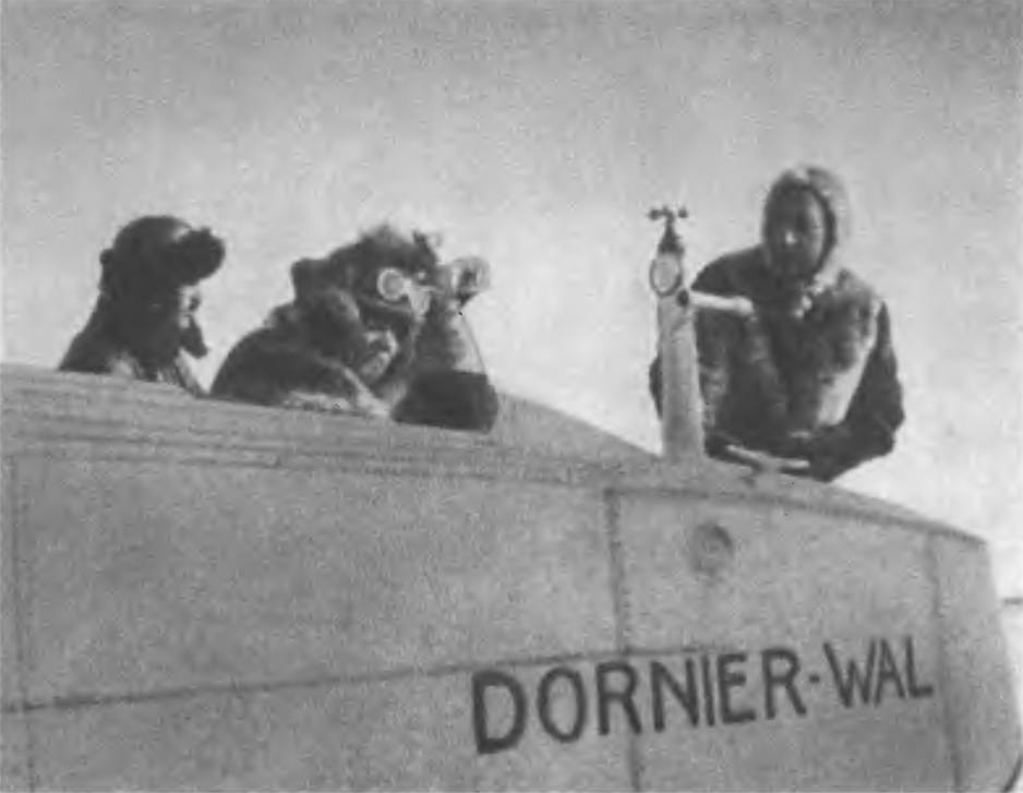 На борту N-25. Слева направо: Карл Фойхт, Ялмар Рисер-Ларсен, Руал Амундсен
