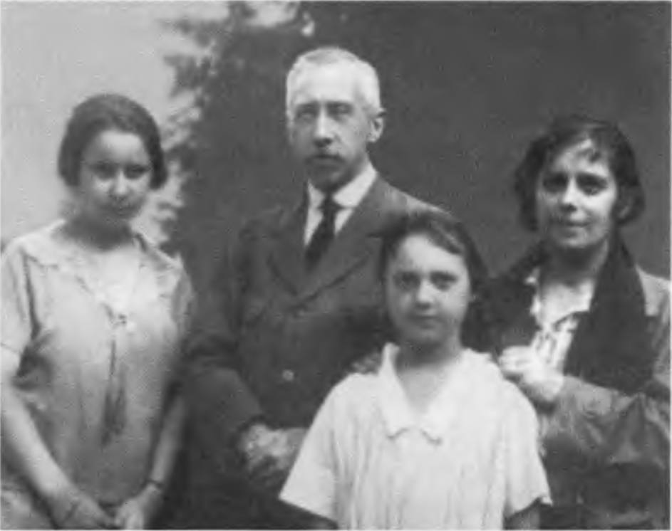 Самый близкий Руалу брат. Леон, с семьей. 1926