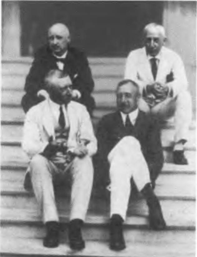 Братья Амундсен: впереди — Густав и Леон, сзади — Тони и Руал. Лето 1915 г