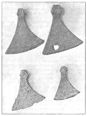 Секиры викингов. Две найдены в Темзе неподалеку от Сомерсет Хаус и Уайтхолла, одна — в Стентон-Харкоурте, Оксфордшир. Фотография. Британский музей