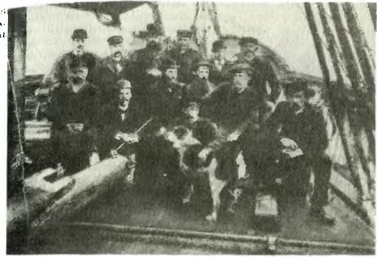 Участники первой экспедиции на «Фраме» с 1893 по 1896 г. Стоят в заднем ряду (слева направо): Блессинг, Нурдаль, Мугста, Хенриксен, Петтерсон, Иохансен. Сидят в среднем ряду (слева направо): Бентсен, Скотт-Хансен, Свердруп, Якобсен, Нансен и Юлл. Впереди посередине (с собакой) Амунсен