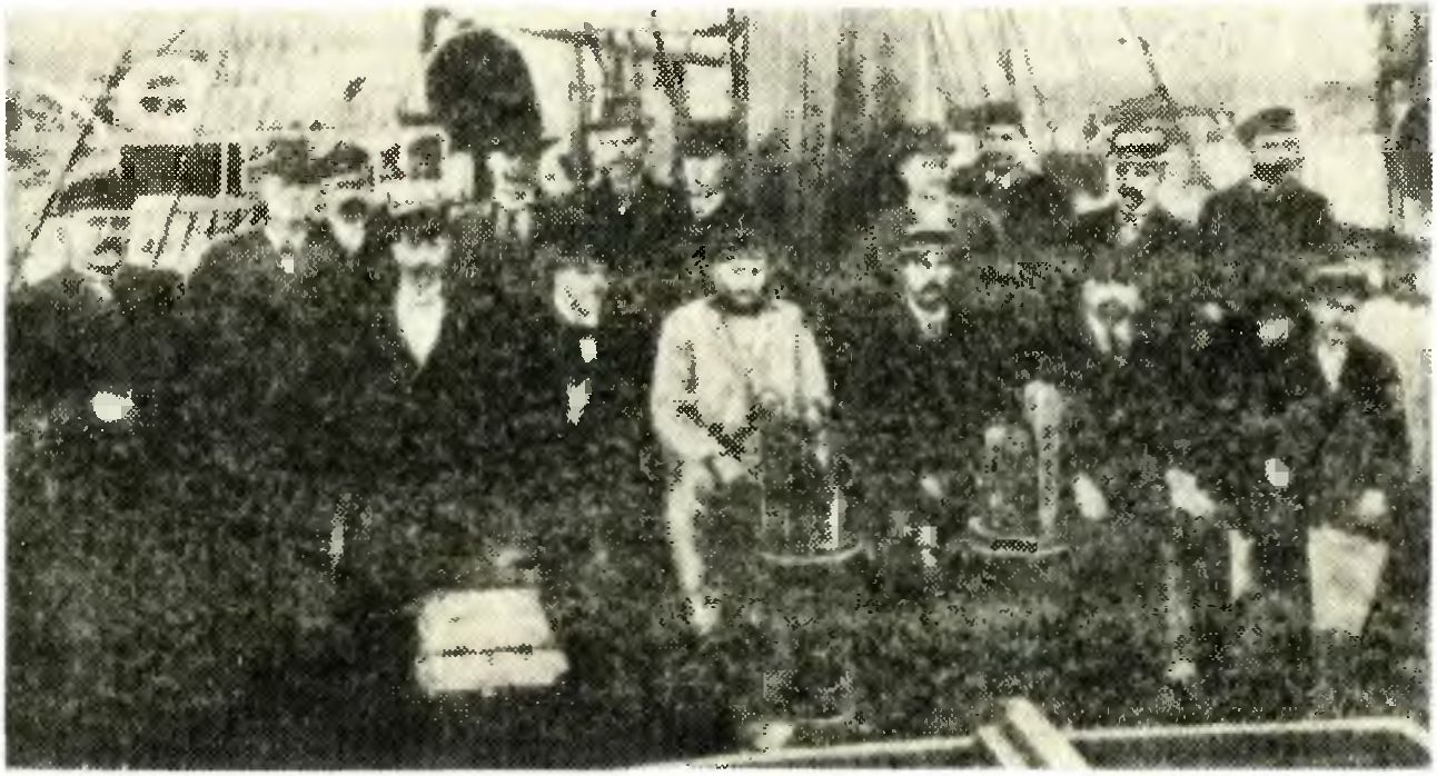 Участники второй экспедиции на «Фраме». Стоит (слева направо): Линдстрём, Скей, Ольсен, Штольц, Нёдтведт, Фосхейм, Симмонс, Хенриксен, Браскеруд, Свендсен. Сидят (слева направо): Исаксен, Бауман, Свердруп. Раанес, Бай и Хассель