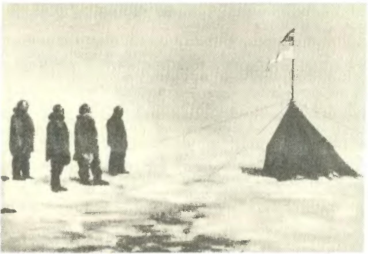 Амундсен, Хансен, Хассель и Вистинг перед палаткой на Южном полюсе. Под норвежским флагом развевается на ветру красный вымпел с белыми буквами «Фрам» (фото Бьоланда)