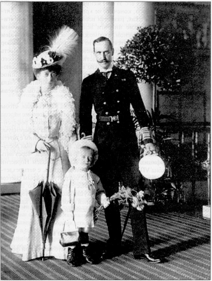 На официальной фотографии 1906 г. новая королевская семья Норвегии: король Хокон VII, королева Мод и наследный принц Улаф
