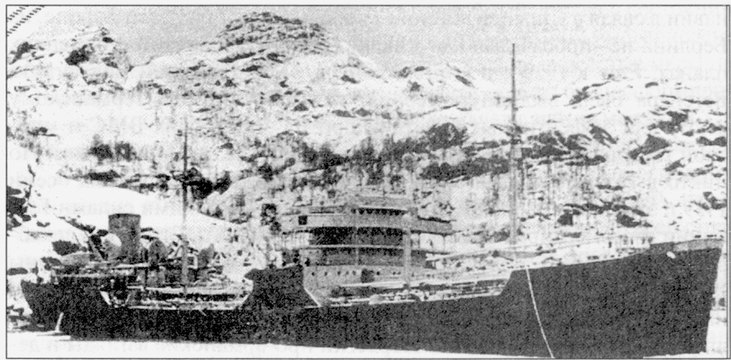 Вспомогательное судно германских ВМС «Альтмарк» на якоре в норвежском фьорде. Именно здесь оно подверглось атаке британских боевых кораблей, и пленные моряки союзников, находящиеся на его борту, были освобождены. Хотя решение норвежского правительства, разрешившего «Альтмарку» проход через территориальные воды страны, нельзя назвать безупречным, операция британских эсминцев по захвату судна была вопиющим нарушением нейтралитета Норвегии. Действия британцев и неспособность норвежцев их предотвратить вызвали ярость у Гитлера, что, возможно, повлияло на его решение ускорить подготовку вторжения в Норвегию