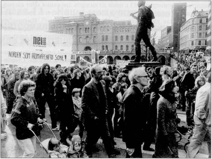 В конце 1970-х гг. волна маршей протеста против ядерного оружия поднялась на новую высоту. Изображенный на снимке митинг, состоявшийся в 1982 г., проходил под лозунгом «Превратим Северную Европу в безъядерную зону». С аналогичным требованием выступал и Советский Союз; кроме того, оно пользовалось поддержкой правительства Финляндии
