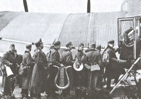 Военные музыканты поднимаются на борт самолета, который должен доставить их в Осло, 9 апреля 1940 г.