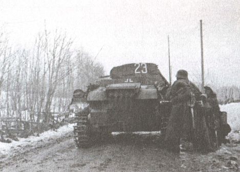 Пехотинцы укрываются за танком «Mark I»