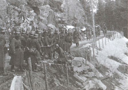 Немецкие солдаты расчищают завал, образованный сброшенными камнями