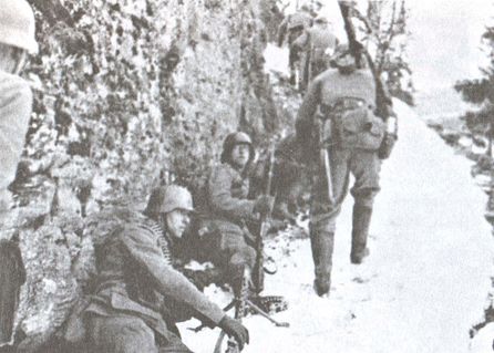 Пехотинцы поднимаются по заснеженному склону. Отдыхающий солдат (первый слева) несет ручной пулемет MG-34