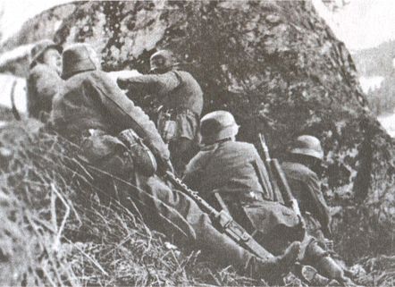 В ожидании атаки солдаты, сражающиеся в горной местности, укрываются за скалой