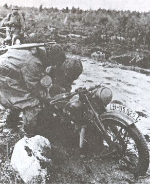 Мотоцикл, застрявший в непролазной грязи на дороге в зоне действий XXXVI корпуса