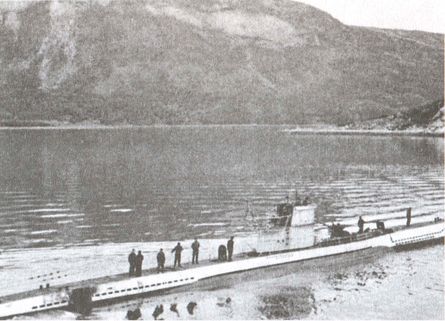 Германская подводная лодка в северном фьорде