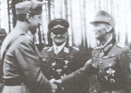 Новый маршал Финляндии, барон Карл Густав Маннергейм (слева) принимает поздравления с 75-летием от генерал-полковника Эдуарда Дитля; в центре на заднем плане генерал-полковник Ганс Юрген Штумпф