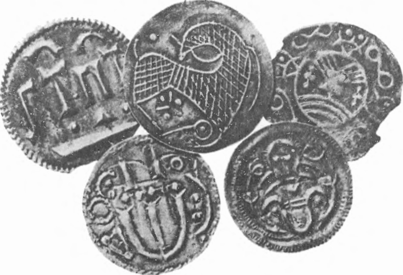 12. Древнейшие датские монеты эпохи викингов. Самая левая представляет собой копию монеты Карла Великого, отчеканенной в Дорестаде. Остальные — вполне самостоятельные произведения