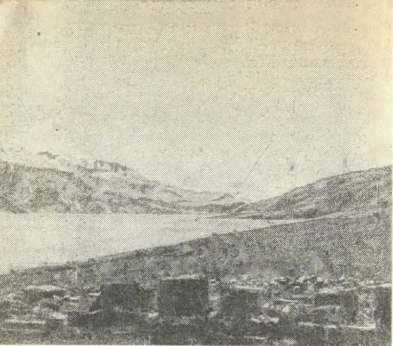 Вид из Братталида (западное побережье Гренландии), где около 1000 г. стояла усадьба Эйрика Рыжего и Лейва Эйрикссона. На переднем плане — развалины церкви, построенной в более позднее время