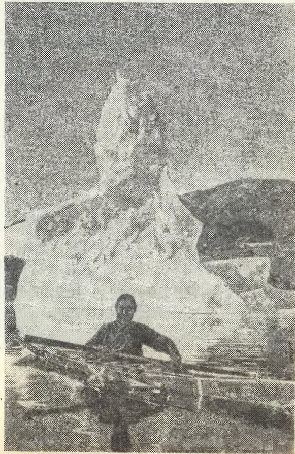 Эскимос в каяке у берегов Гренландии