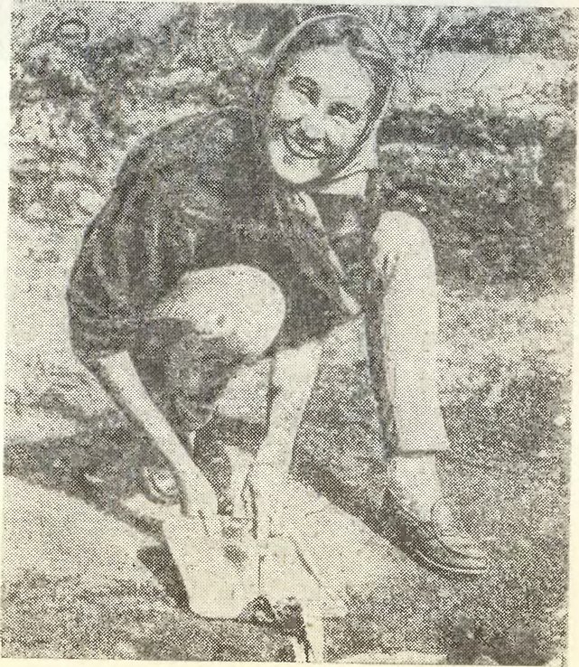 Анна Стина возле ямки около очага, в которой хранились присыпанные золой угли, чтобы утром не разводить огонь заново
